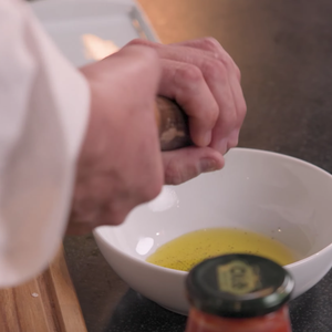 Para começar, tempere o azeite de oliva com sal e pimenta-do-reino, que é opcional