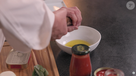 Para começar, tempere o azeite de oliva com sal e pimenta-do-reino, que é opcional