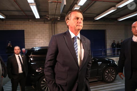 Jair Bolsonaro passou por uma cirurgia para liberar aderências intestinais e reconstruir a parede abdominal