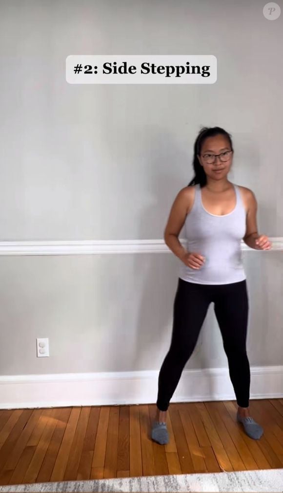 No segundo exercício, conhecido por caminhada lateral sugerido pela instrutora, o aluno vai trabalhar bastante os músculos do glúteo médio. Com ele, pessoas acima de 60 anos de idade vão evitar possíveis quedas.