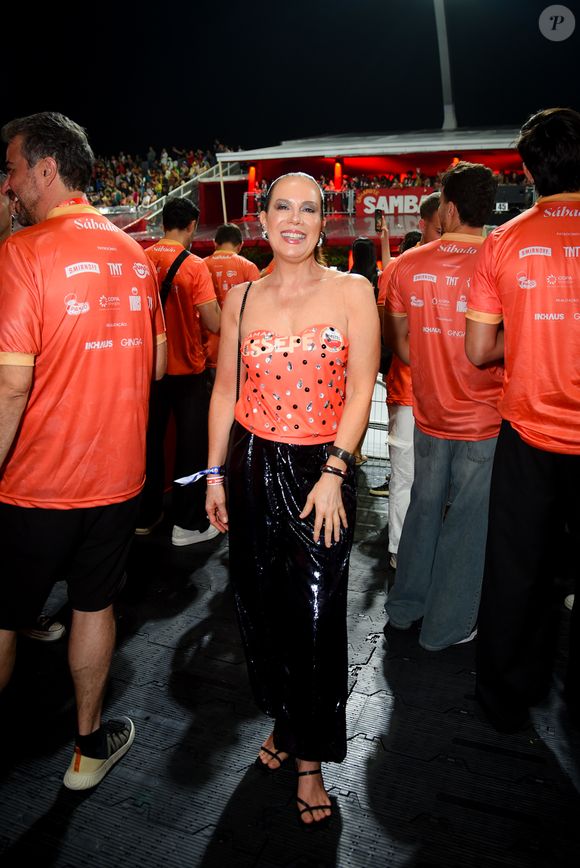 Regina Volpato aliou um abadá tomara que caia com uma calça preta brilhante