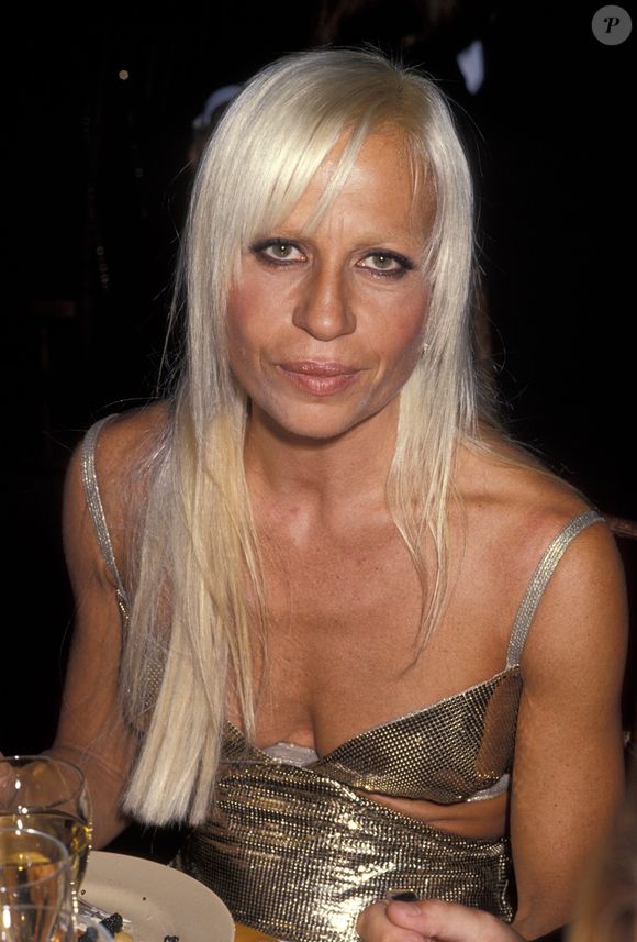 1996: cabelo de Donatella Versace era um loiro platinado e lembrava os tons de boneca da época