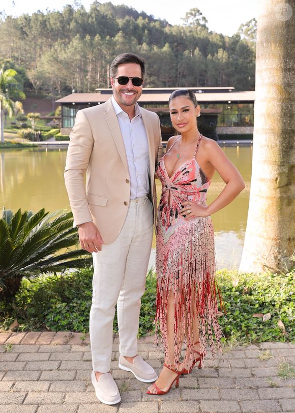 Casamento Renato Albani e Juliana Fructuozo: Simone Mendes teve a companhia do marido, Kaká Diniz