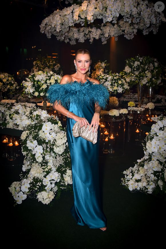 De verde turquesa, Ana Paula Siebert apostou em um vestido bufante e elegante