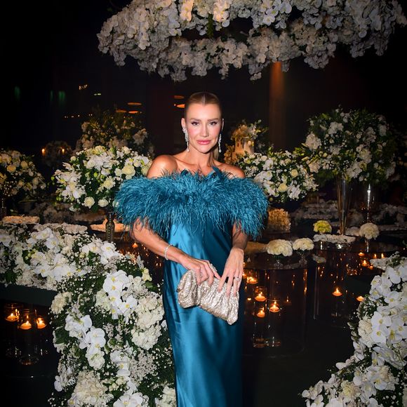 De verde turquesa, Ana Paula Siebert apostou em um vestido bufante e elegante