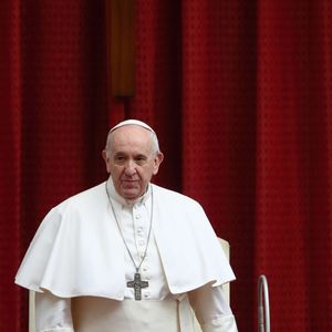 2021: audiência geral do Papa Francisco no pátio de São Dâmaso, com a presença de um pequeno grupo de fiéis