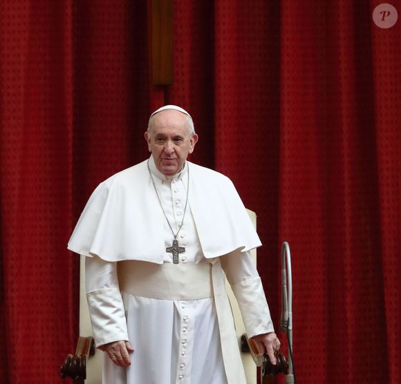 2021: audiência geral do Papa Francisco no pátio de São Dâmaso, com a presença de um pequeno grupo de fiéis