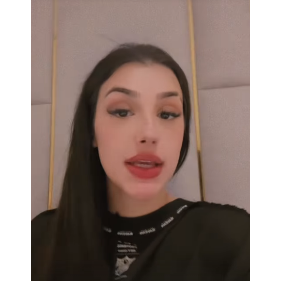 Polêmica com Bia Miranda: A ex-Fazenda deixava a balada na companhia do ex-namorado, Gato Preto, quando a confusão aconteceu.