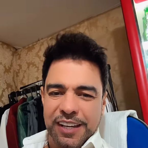 Zezé Di Camargo estava longe dela e de Clara neste Réveillon, já que ele precisou trabalhar, e fez um show em Alvorada do Sul, no Paraná.