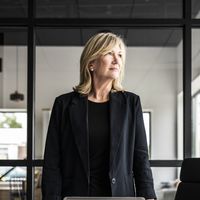 Demitida e sem um rim! Mãe de dois, mulher doa rim para a chefe rica, volta a trabalhar 3 semanas após cirurgia e acaba na rua