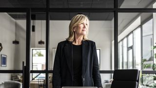 Demitida e sem um rim! Mãe de dois, mulher doa rim para a chefe rica, volta a trabalhar 3 semanas após cirurgia e acaba na rua