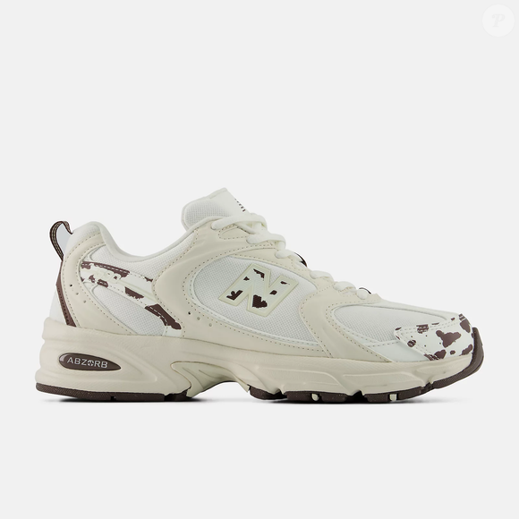 Os New Balance 530 resgatam a estética dos tênis de corrida da virada do milênio e adaptam esse visual a uma proposta contemporânea para o cotidiano, combinando referências retrô e tecnologia moderna em um modelo que vai muito além dos looks esportivos
