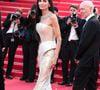 Na estreia de 'La Vénus Electrique', Demi Moore roubou os holofotes com um vestido prateado da Jacquemus coberto por paetês e com peplum escultural. O efeito metalizado tornou o look um dos mais impactantes de Cannes