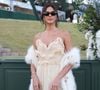 Bruna Marquezine usou look da Maison Valentino, e compôs com diversos acessórios, além de óculos escuros modelo gatinho.