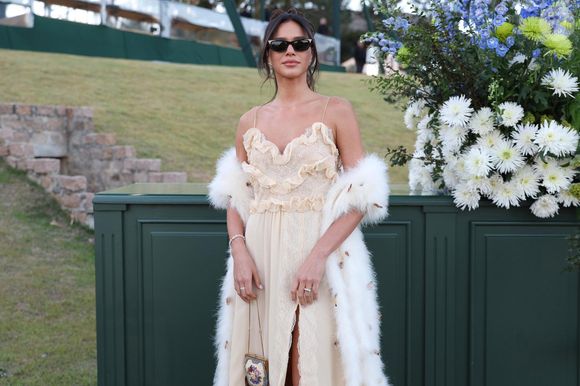 Bruna Marquezine usou look da Maison Valentino, e compôs com diversos acessórios, além de óculos escuros modelo gatinho.