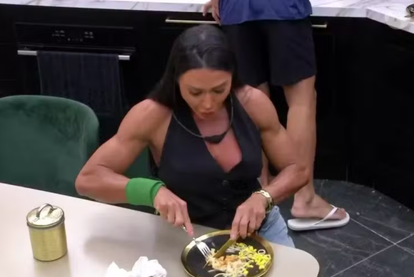 No 'BBB 25', Gracyanne Barbosa ingeriu um pedaço de frango cru, antes da prova do Líder, e chocou os participantes e o telespectador.