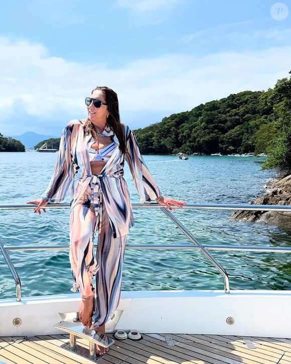 Mãe de Virginia Fonseca, Margareth Serrão publicou fotos na web usando um look moda praia listrado.