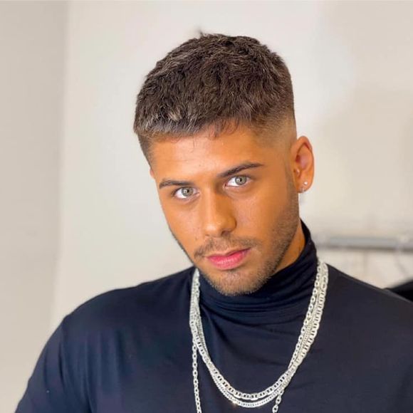 Um dos visuais mais marcantes de Zé Felipe é este corte de cabelo