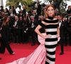 Cannes 2025: Marina Ruy Barbosa uniu transparência e brilho em um vestido listrado de preto - destaque para o laço gigante rosa nas costas