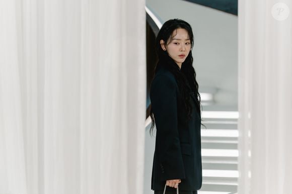 Conforme as investigações avançam, revelações sobre o passado de Sarah Kim colocam sua reputação em cheque