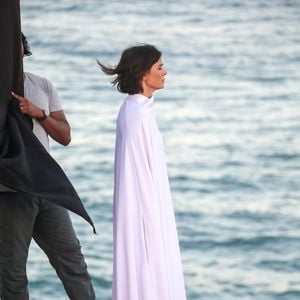 Figurino usado por Carolina Dieckmann em gravações de A Viagem chamou atenção pela semelhança com a estética espiritual da novela original