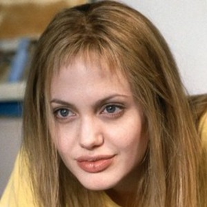 Angelina Jolie em 'Garota, Interrompida' já antecipava o charme sombrio do 'look cansado'.