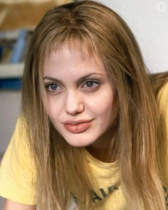 Angelina Jolie em 'Garota, Interrompida' já antecipava o charme sombrio do 'look cansado'.