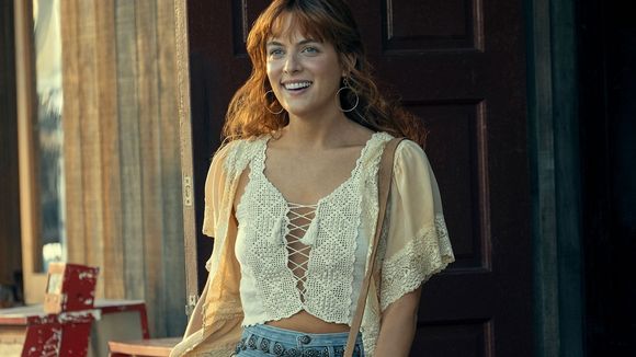 Os coletes dos anos 70 estão de volta e serão usados ​​com jeans, saias e vestidos a partir de setembro