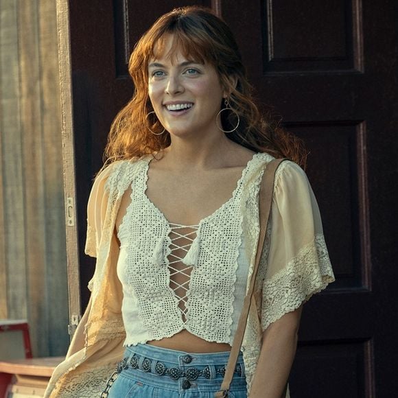 Os coletes dos anos 70 estão de volta e serão usados ​​com jeans, saias e vestidos a partir de setembro