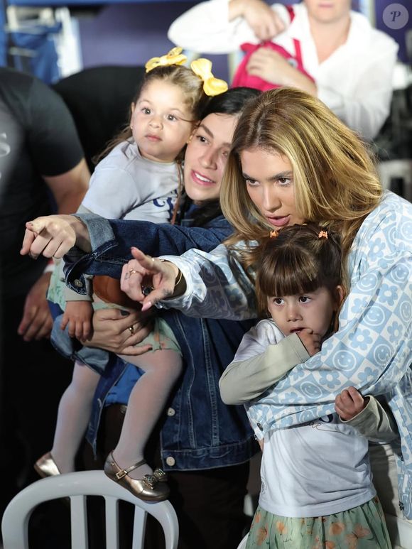 Virginia Fonseca posou ao lado de amiga e das filhas em evento de devoção a fé em Maria