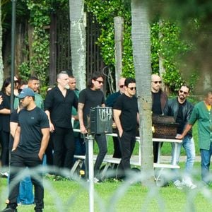 Familiares carregam o caixão de Rick durante o sepultamento do cantor sertanejo em Sorocaba