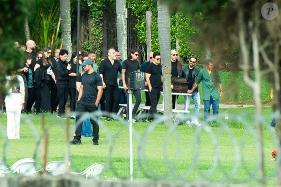 Familiares carregam o caixão de Rick durante o sepultamento do cantor sertanejo em Sorocaba