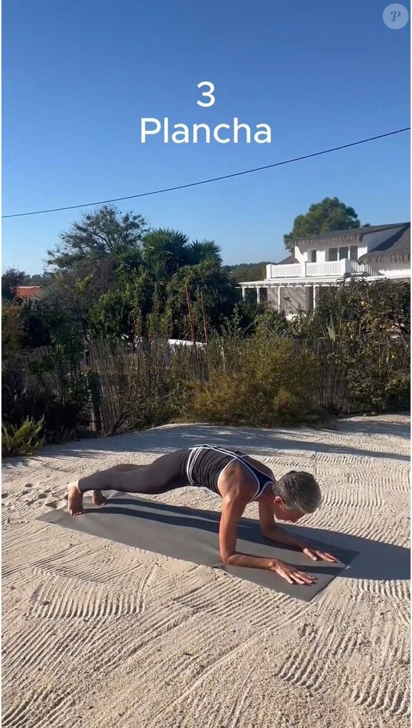 A prancha ajuda a prevenir lesões, melhora a postura e fortalece os músculos que sustentam a coluna. Ela também ativa o abdômen, ombros, costas, glúteos e pernas