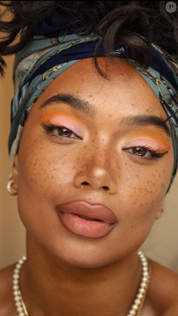 Letícia Gomes, maquiadora e influenciadora famosa por suas transformações usando apenas maquiagem, preparou seis dicas práticas para quem quer ousar com as sardinhas e arrasar nos arraiás com muito estilo