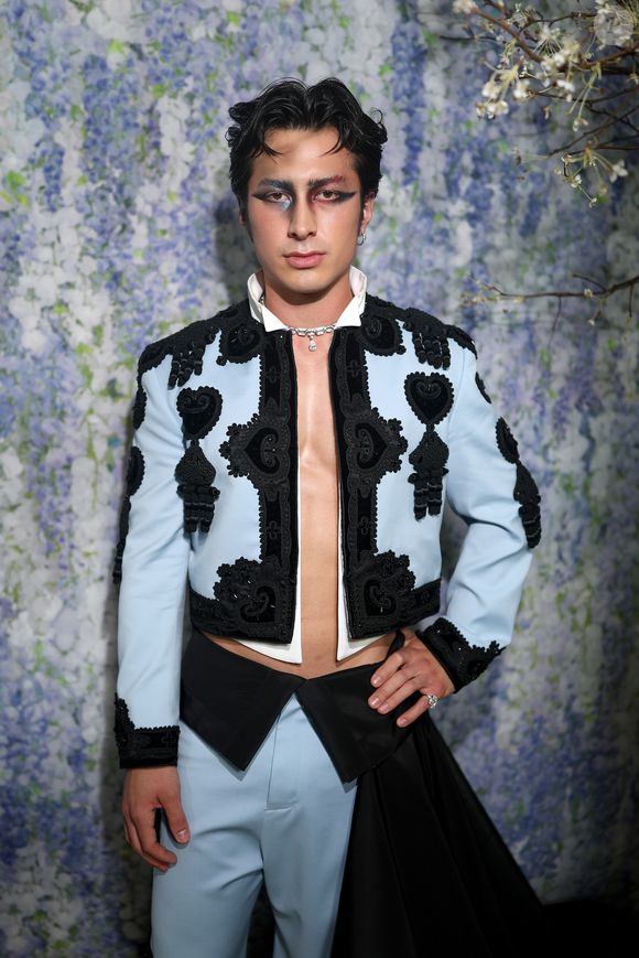 O crush do momento, Hudson Williams, estrela de Rivalidade Ardente, apostou em uma jaqueta à la toureiro em azul-bebê com detalhes em preto e maquiagem impactante em seu primeiro Met Gala 2026