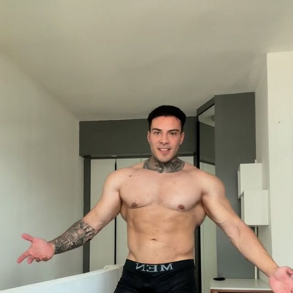 Rafa Marttinz é um nome famoso no segmento +18