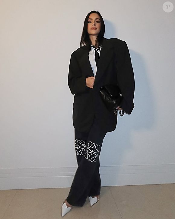 A peça em questão possui na altura dos joelhos um remendo de couro em relevo com o anagrama da marca, o que chama toda atenção ao look