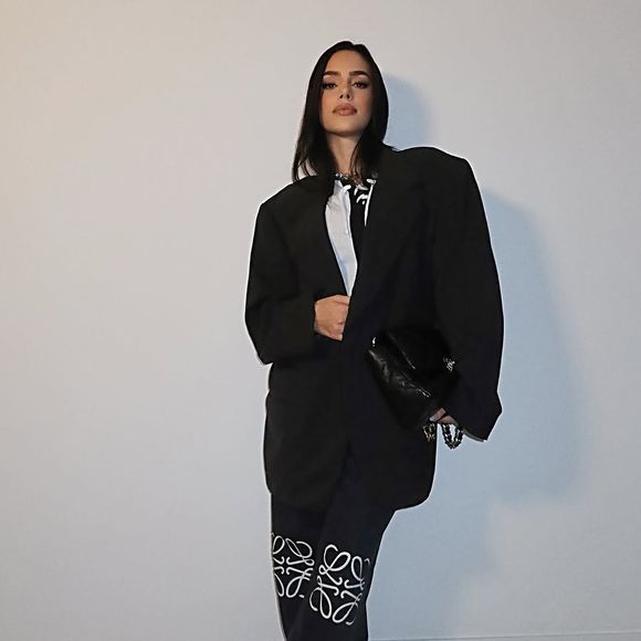 A peça em questão possui na altura dos joelhos um remendo de couro em relevo com o anagrama da marca, o que chama toda atenção ao look