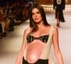Gravidez de Camila Queiroz: atriz deixou à mostra barriga de grávida em desfile de grife