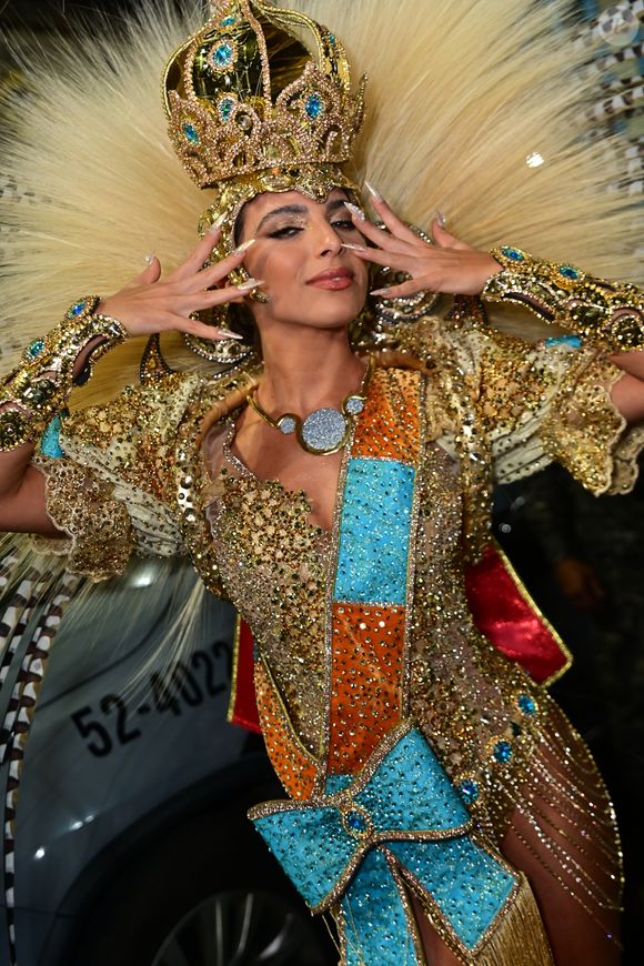 Rayssa Bratillieri foi outra famosa no time das musas da Grande Rio: atriz usou colar avaliado em R$ 1 milhão