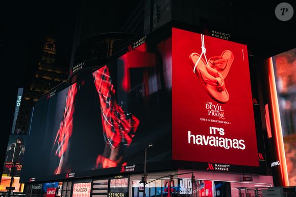 Ação global da Havaianas na Times Square: Marca brasileira ocupa pontos icônicos de Nova York para lançar coleção inspirada no universo da moda e no cinema internacional.