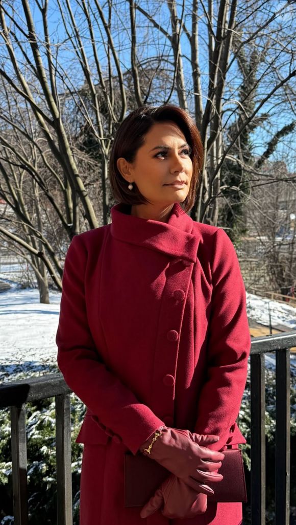 Sobre o casaco-vestido de Michelle Bolsonaro: 'Luhana Pawlick criou para Michelle um modelo de corte clássico da marca, e um coat-dress longuete de corte reto'.