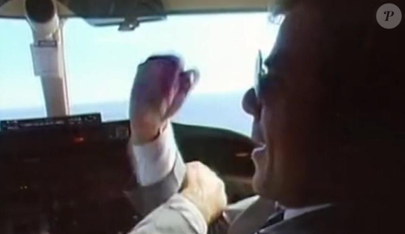 Em 1989, a clássica cena da banana para o Brasil ocorreu no último capítulo de 'Vale Tudo' quando Marco Aurélio (Reginaldo Faria) se despede do Brasil em seu jatinho ao lado da esposa Leila (Cássia Kis) e do enteado Bruno (Danton Mello).