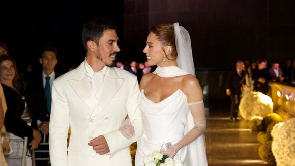 Fotos do casamento de Giovanna Lancellotti e Gabriel David: vestido de noiva, beijo e emoção do casal em +15 imagens