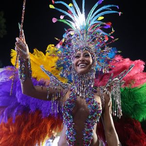 Sabrina Sato desfilou na Vila Isabel com body que traz pedrarias multicoloridas aplicadas como respingos de tinta