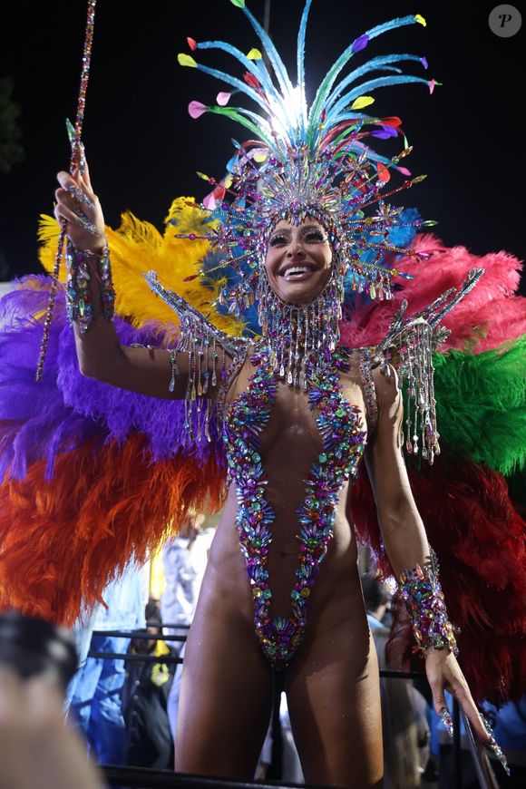 Sabrina Sato desfilou na Vila Isabel com body que traz pedrarias multicoloridas aplicadas como respingos de tinta