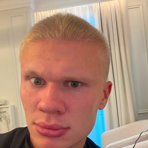 Erling Haaland de cabelo curto: atacante norueguês abandonou os longos fios loiros e surpreendeu os seguidores com o novo visual antes da temporada do Manchester City
