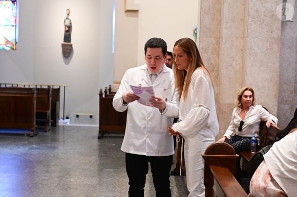 Schynaider Moura se emocionou na missa de 7º dia da filha, Anne Marie; adolescente morreu aos 16 anos em 20 de setembro de 2025