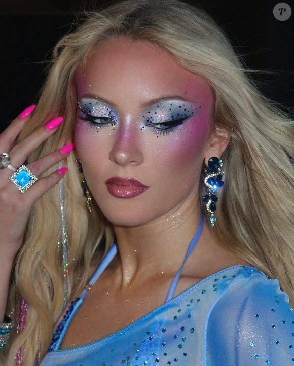 A maquiadora Sophia Sinot mistura referências Y2K, nostalgia adolescente e muito strass nos looks que conquistaram atenção global