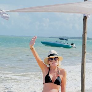 De biquíni, Ana Maria Braga aproveita folga do Carnaval 2025 na Bahia